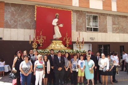 La iglesia de Almería vive su día grande con el Corpus. La salida de la Custodia de plata con el Santísimo fue recibido con una ‘petal