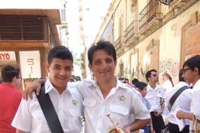 La iglesia de Almería vive su día grande con el Corpus. La salida de la Custodia de plata con el Santísimo fue recibido con una ‘petal