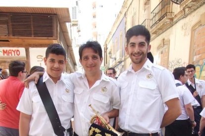 La iglesia de Almería vive su día grande con el Corpus. La salida de la Custodia de plata con el Santísimo fue recibido con una ‘petal