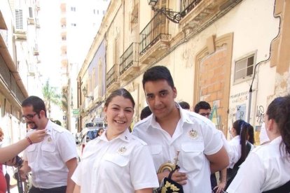 La iglesia de Almería vive su día grande con el Corpus. La salida de la Custodia de plata con el Santísimo fue recibido con una ‘petal