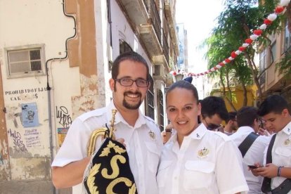 La iglesia de Almería vive su día grande con el Corpus. La salida de la Custodia de plata con el Santísimo fue recibido con una ‘petal