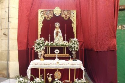 La iglesia de Almería vive su día grande con el Corpus. La salida de la Custodia de plata con el Santísimo fue recibido con una ‘petal