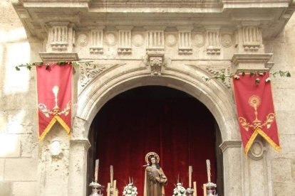 La iglesia de Almería vive su día grande con el Corpus. La salida de la Custodia de plata con el Santísimo fue recibido con una ‘petal