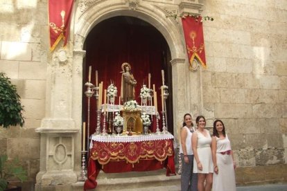 La iglesia de Almería vive su día grande con el Corpus. La salida de la Custodia de plata con el Santísimo fue recibido con una ‘petal