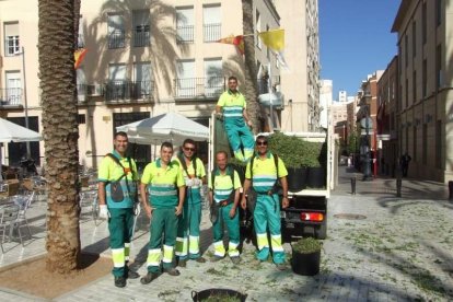 La iglesia de Almería vive su día grande con el Corpus. La salida de la Custodia de plata con el Santísimo fue recibido con una ‘petal