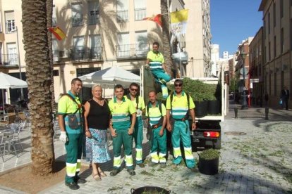 La iglesia de Almería vive su día grande con el Corpus. La salida de la Custodia de plata con el Santísimo fue recibido con una ‘petal