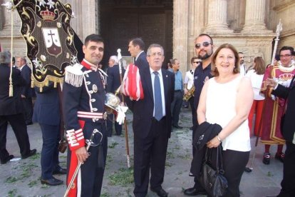 La iglesia de Almería vive su día grande con el Corpus. La salida de la Custodia de plata con el Santísimo fue recibido con una ‘petal