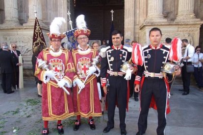 La iglesia de Almería vive su día grande con el Corpus. La salida de la Custodia de plata con el Santísimo fue recibido con una ‘petal