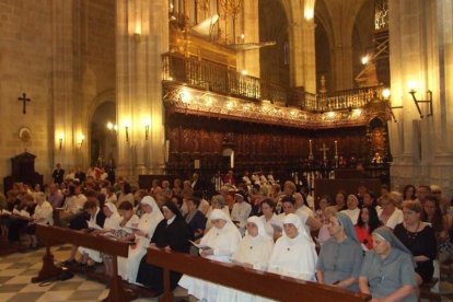 La iglesia de Almería vive su día grande con el Corpus. La salida de la Custodia de plata con el Santísimo fue recibido con una ‘petal