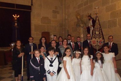 La iglesia de Almería vive su día grande con el Corpus. La salida de la Custodia de plata con el Santísimo fue recibido con una ‘petal