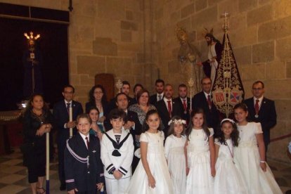 La iglesia de Almería vive su día grande con el Corpus. La salida de la Custodia de plata con el Santísimo fue recibido con una ‘petal