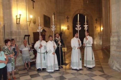 La iglesia de Almería vive su día grande con el Corpus. La salida de la Custodia de plata con el Santísimo fue recibido con una ‘petal