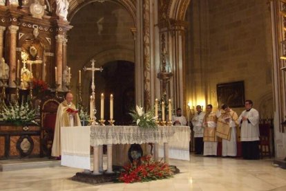 La iglesia de Almería vive su día grande con el Corpus. La salida de la Custodia de plata con el Santísimo fue recibido con una ‘petal