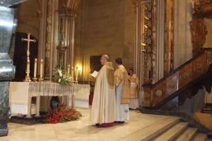 La iglesia de Almería vive su día grande con el Corpus. La salida de la Custodia de plata con el Santísimo fue recibido con una ‘petal