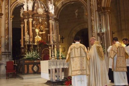 La iglesia de Almería vive su día grande con el Corpus. La salida de la Custodia de plata con el Santísimo fue recibido con una ‘petal