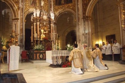 La iglesia de Almería vive su día grande con el Corpus. La salida de la Custodia de plata con el Santísimo fue recibido con una ‘petal