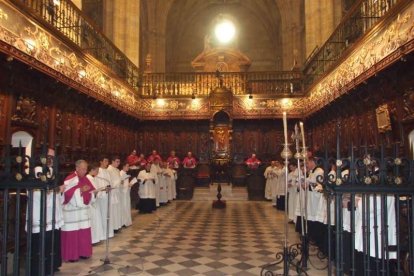 La iglesia de Almería vive su día grande con el Corpus. La salida de la Custodia de plata con el Santísimo fue recibido con una ‘petal