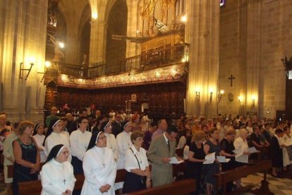 La iglesia de Almería vive su día grande con el Corpus. La salida de la Custodia de plata con el Santísimo fue recibido con una ‘petal