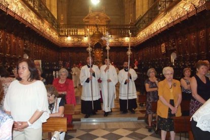 La iglesia de Almería vive su día grande con el Corpus. La salida de la Custodia de plata con el Santísimo fue recibido con una ‘petal