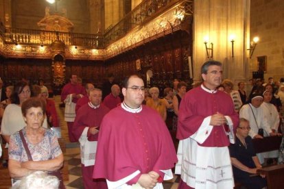 La iglesia de Almería vive su día grande con el Corpus. La salida de la Custodia de plata con el Santísimo fue recibido con una ‘petal