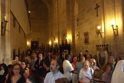 La iglesia de Almería vive su día grande con el Corpus. La salida de la Custodia de plata con el Santísimo fue recibido con una ‘petal