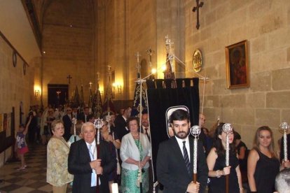 La iglesia de Almería vive su día grande con el Corpus. La salida de la Custodia de plata con el Santísimo fue recibido con una ‘petal