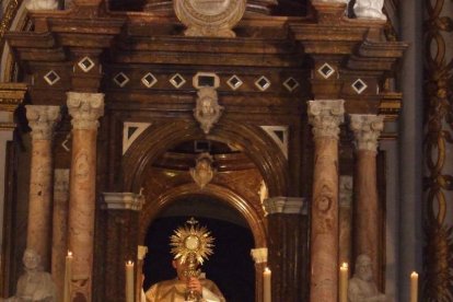 La iglesia de Almería vive su día grande con el Corpus. La salida de la Custodia de plata con el Santísimo fue recibido con una ‘petal