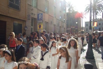 La iglesia de Almería vive su día grande con el Corpus. La salida de la Custodia de plata con el Santísimo fue recibido con una ‘petal
