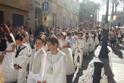 La iglesia de Almería vive su día grande con el Corpus. La salida de la Custodia de plata con el Santísimo fue recibido con una ‘petal