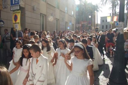 La iglesia de Almería vive su día grande con el Corpus. La salida de la Custodia de plata con el Santísimo fue recibido con una ‘petal