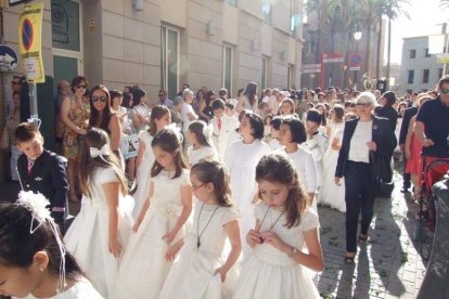 La iglesia de Almería vive su día grande con el Corpus. La salida de la Custodia de plata con el Santísimo fue recibido con una ‘petal