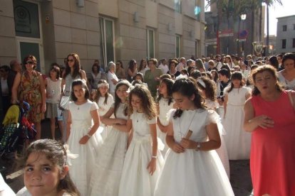 La iglesia de Almería vive su día grande con el Corpus. La salida de la Custodia de plata con el Santísimo fue recibido con una ‘petal