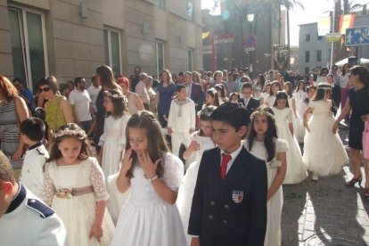 La iglesia de Almería vive su día grande con el Corpus. La salida de la Custodia de plata con el Santísimo fue recibido con una ‘petal