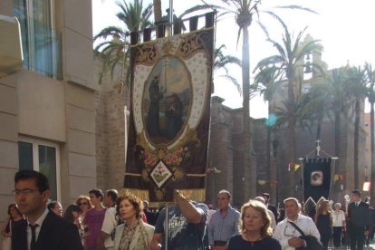 La iglesia de Almería vive su día grande con el Corpus. La salida de la Custodia de plata con el Santísimo fue recibido con una ‘petal
