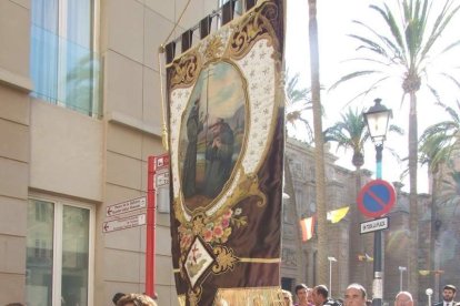 La iglesia de Almería vive su día grande con el Corpus. La salida de la Custodia de plata con el Santísimo fue recibido con una ‘petal