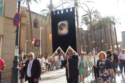 La iglesia de Almería vive su día grande con el Corpus. La salida de la Custodia de plata con el Santísimo fue recibido con una ‘petal