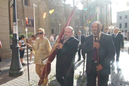 La iglesia de Almería vive su día grande con el Corpus. La salida de la Custodia de plata con el Santísimo fue recibido con una ‘petal