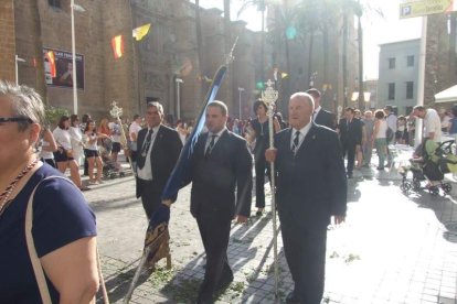 La iglesia de Almería vive su día grande con el Corpus. La salida de la Custodia de plata con el Santísimo fue recibido con una ‘petal