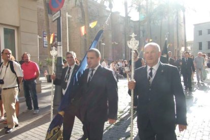 La iglesia de Almería vive su día grande con el Corpus. La salida de la Custodia de plata con el Santísimo fue recibido con una ‘petal