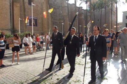La iglesia de Almería vive su día grande con el Corpus. La salida de la Custodia de plata con el Santísimo fue recibido con una ‘petal