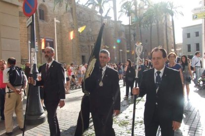 La iglesia de Almería vive su día grande con el Corpus. La salida de la Custodia de plata con el Santísimo fue recibido con una ‘petal