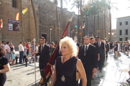 La iglesia de Almería vive su día grande con el Corpus. La salida de la Custodia de plata con el Santísimo fue recibido con una ‘petal