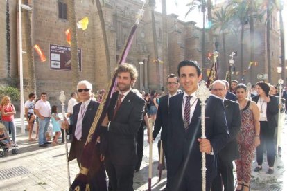 La iglesia de Almería vive su día grande con el Corpus. La salida de la Custodia de plata con el Santísimo fue recibido con una ‘petal