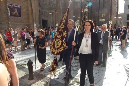La iglesia de Almería vive su día grande con el Corpus. La salida de la Custodia de plata con el Santísimo fue recibido con una ‘petal