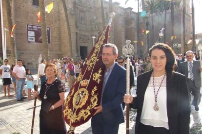 La iglesia de Almería vive su día grande con el Corpus. La salida de la Custodia de plata con el Santísimo fue recibido con una ‘petal