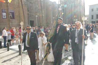 La iglesia de Almería vive su día grande con el Corpus. La salida de la Custodia de plata con el Santísimo fue recibido con una ‘petal