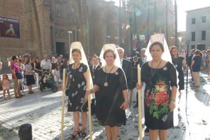 La iglesia de Almería vive su día grande con el Corpus. La salida de la Custodia de plata con el Santísimo fue recibido con una ‘petal
