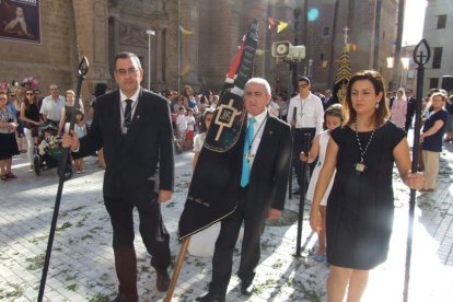 La iglesia de Almería vive su día grande con el Corpus. La salida de la Custodia de plata con el Santísimo fue recibido con una ‘petal