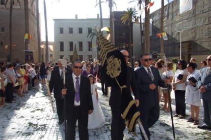 La iglesia de Almería vive su día grande con el Corpus. La salida de la Custodia de plata con el Santísimo fue recibido con una ‘petal