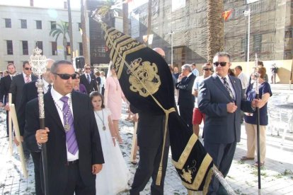 La iglesia de Almería vive su día grande con el Corpus. La salida de la Custodia de plata con el Santísimo fue recibido con una ‘petal